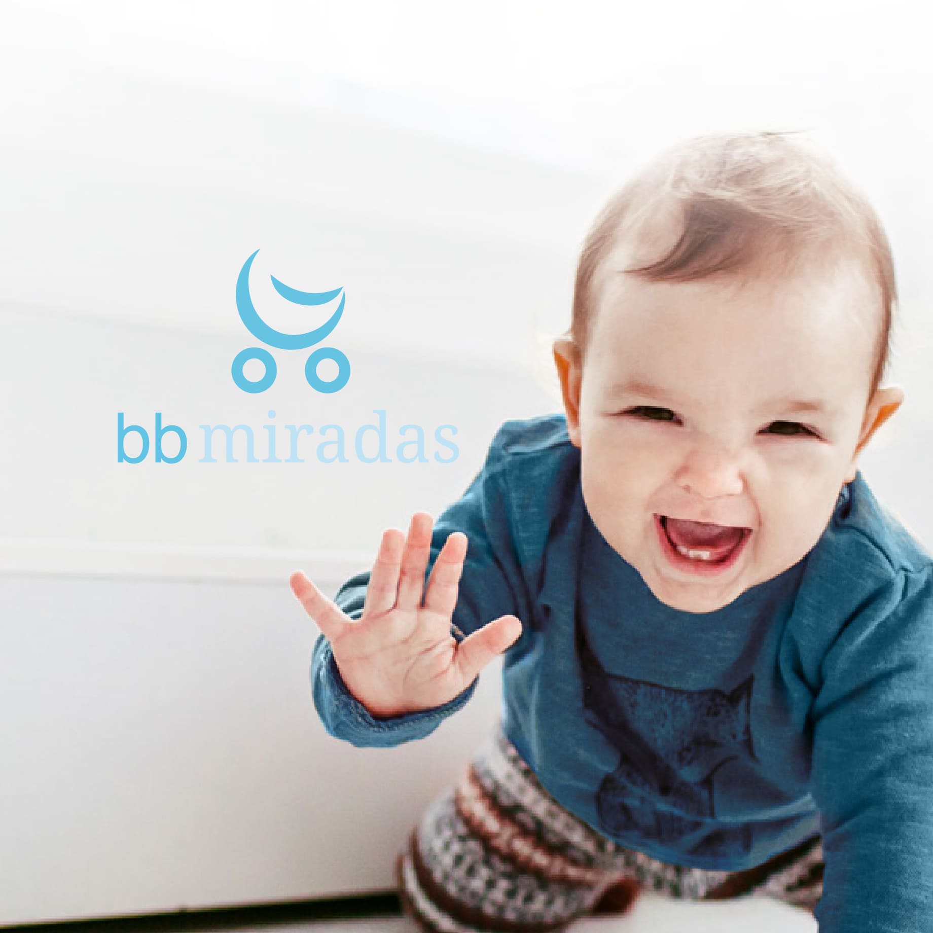 Bebé gateando sonriendo