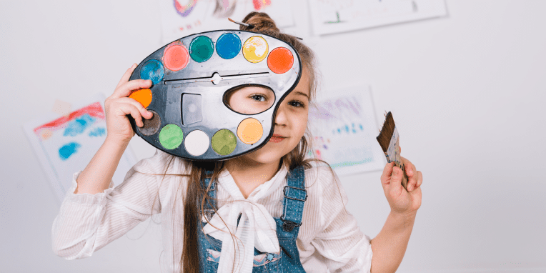 Miniatura de niña jugando con una paleta de pintora