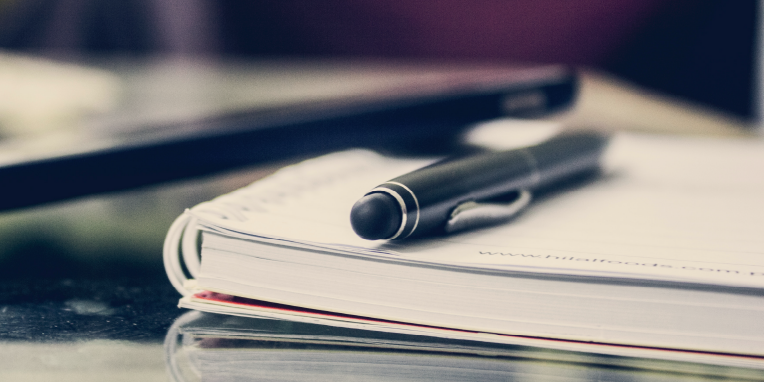 Miniatura de bolígrafo sobre un cuaderno de notas