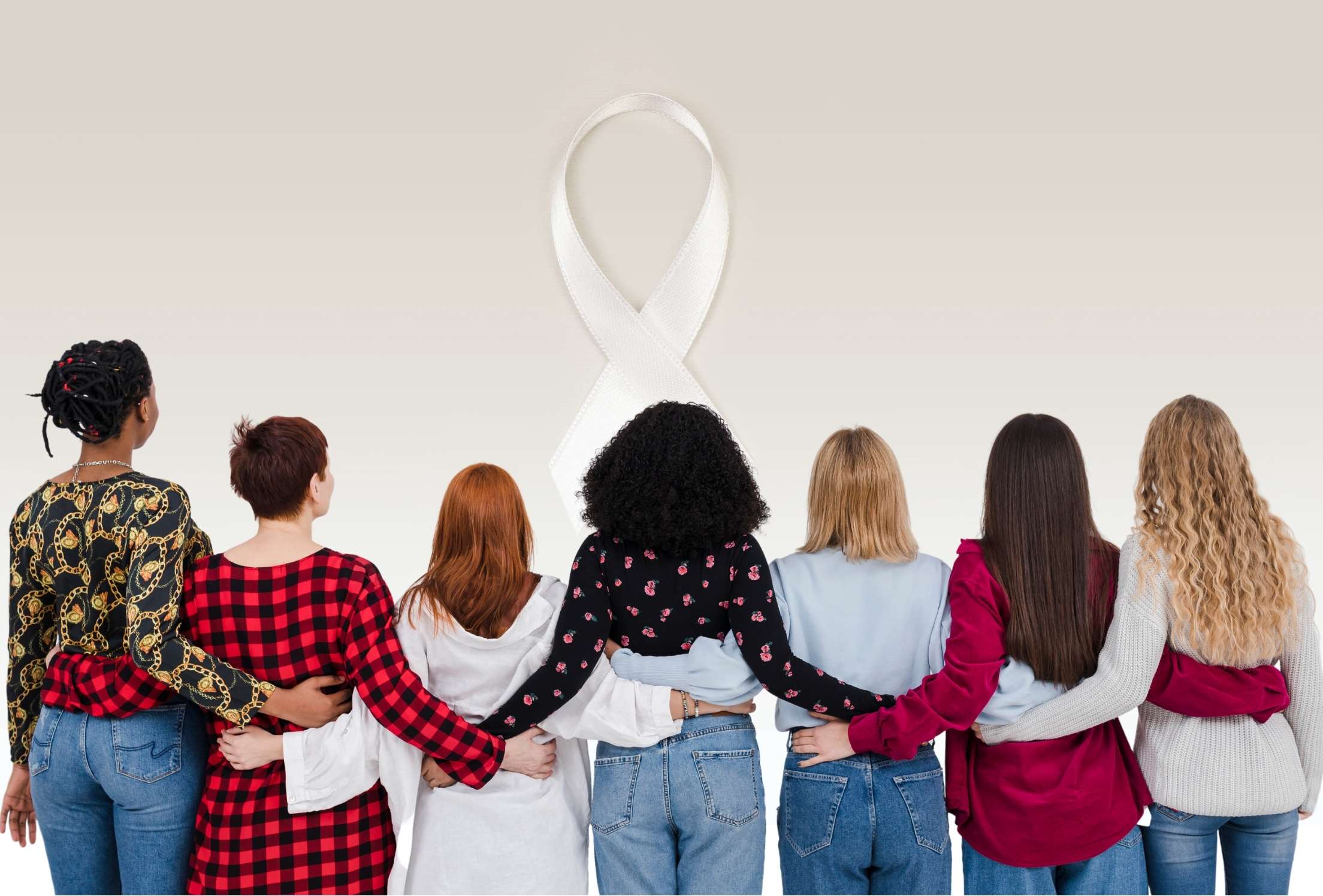 Mujeres mirando un lazo blanco simbólico agarradas entre ellas