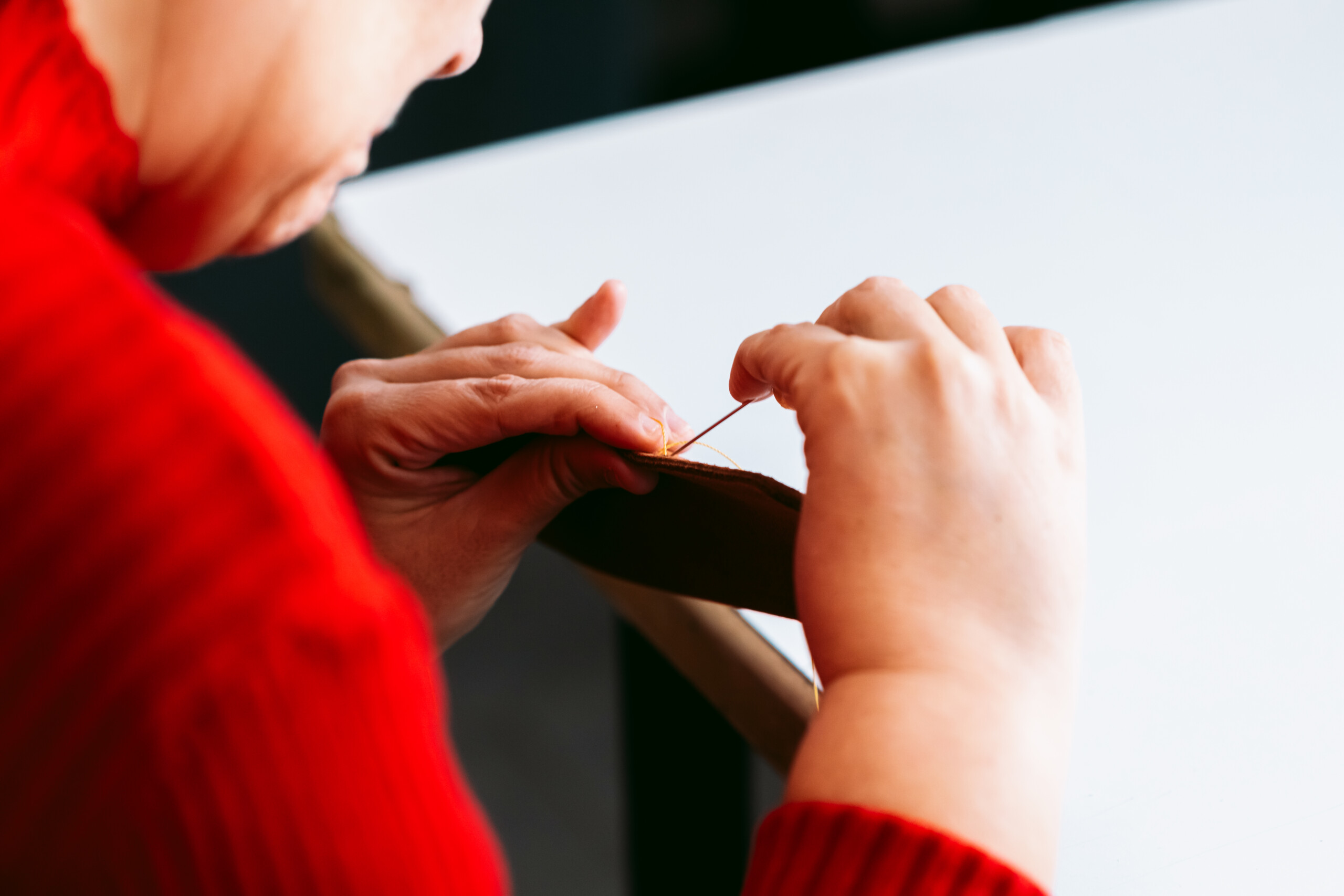 Mujer con autismo TEA con trabajos manuales