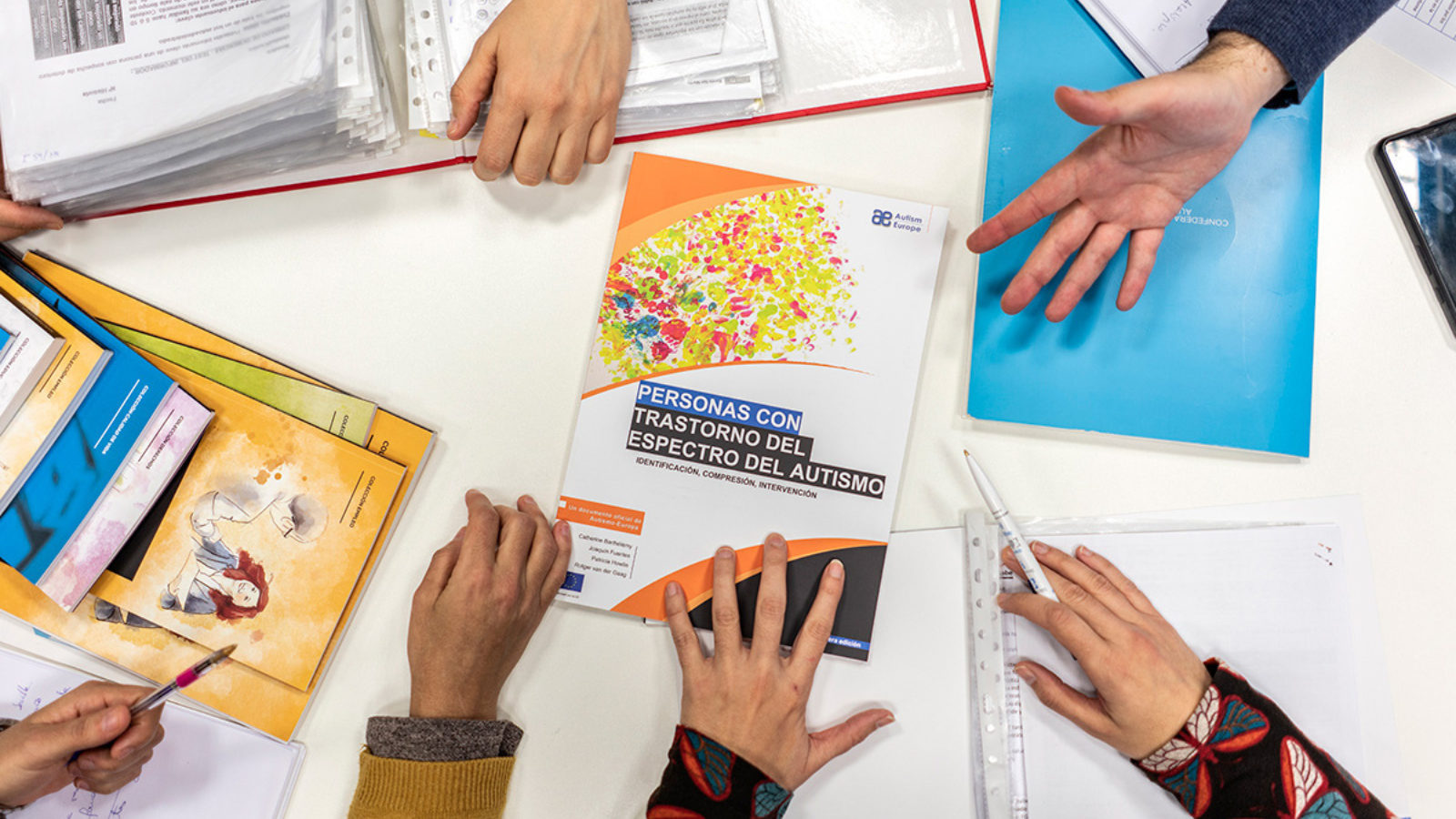 Manos y documentos para trabajar en la investigación y formación sobre autismo