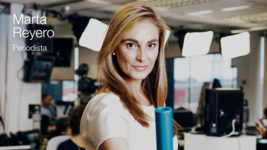 La periodista Marta Reyero posando a cámara con un testigo azul en la mano