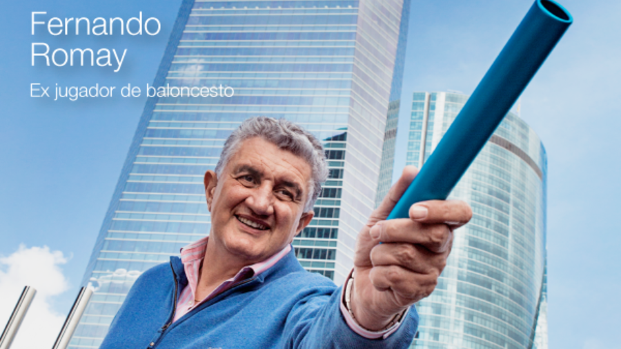 El ex jugador de baloncesto Fernando Romay sonriendo con un testigo azul en la mano