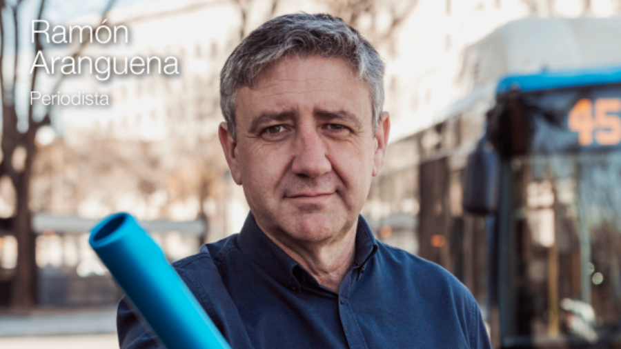 El periodista Ramón Aranguena mirando a cámara con un testigo azul en la mano