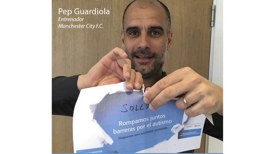El entrenador de fútbol Pep Guardiola mirando a cámara rompiendo un folio
