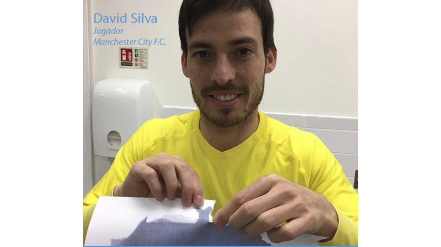 El futbolista David Silva mirando a cámara y rompiendo un folio