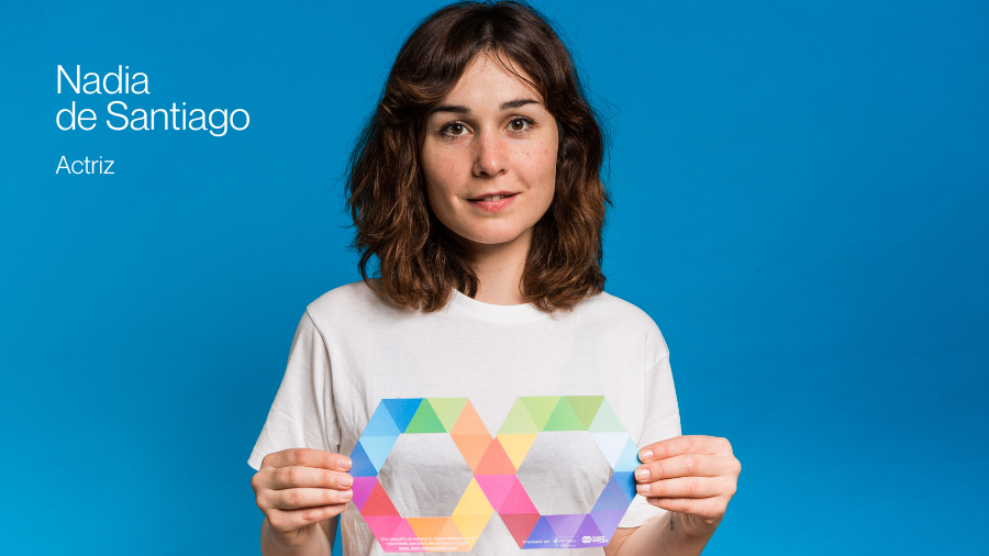 La actriz Nadia de Santiago posando con un infinito multicolor