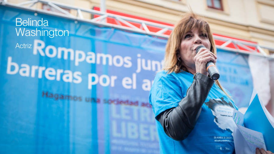 La actriz Belinda Washington cogiendo un micrófono sobre un escenario