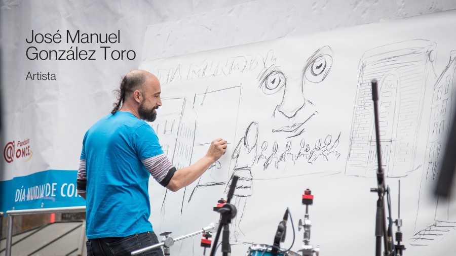 El artista José Manuel González Toro dibujando sobre un mural