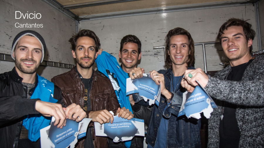 El grupo de música Dvicio mirando a cámara con un papel en la mano