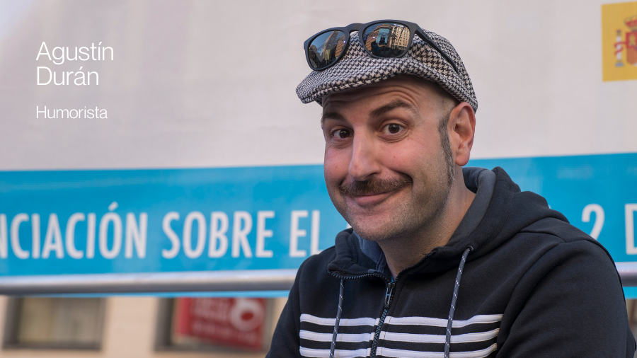 El humorista Agustín Durán sonriendo a la cámara