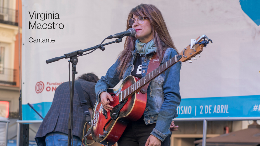La cantante Virginia Maestro tocando la guitarra sobre un escenario