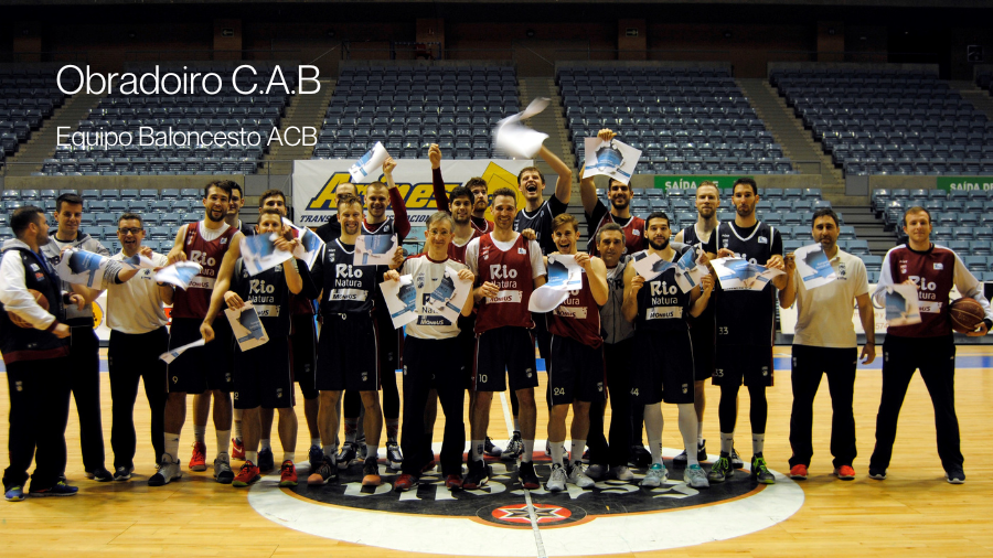 El equipo de baloncesto Obradoiro posando sonrientes
