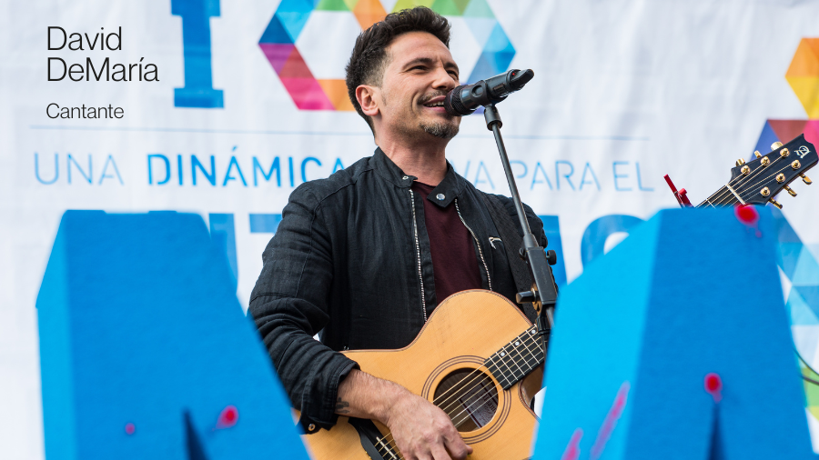 El cantante David de María tocando la guitarra en un concierto