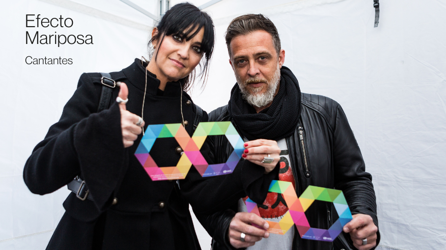 El dúo musical Efecto Mariposa posando cogiendo dos infinitos multicolor
