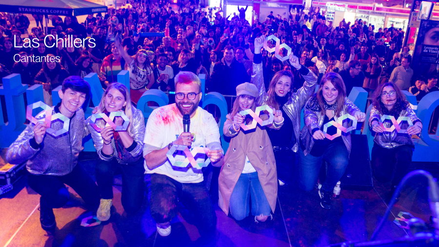 El grupo de música Las Chillers posando con un infinito multicolor