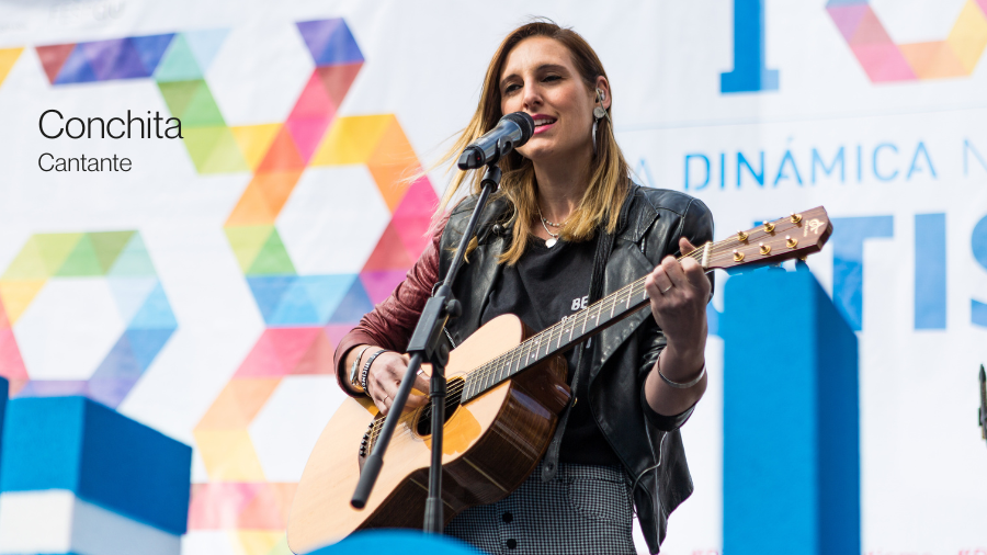La cantante Conchita tocando la guitarra en un concierto