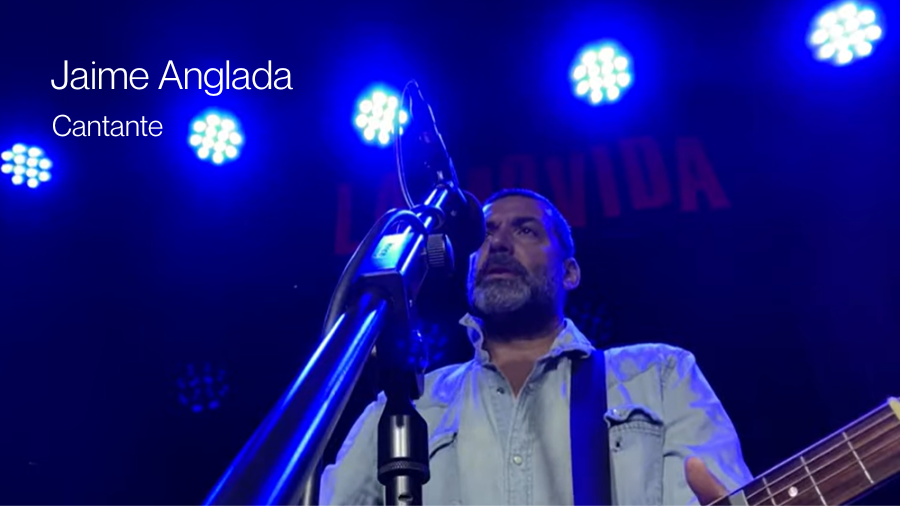 El cantante Jaime Anglada cantando sobre un escenario