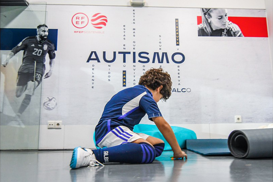 Un niño jugando en el suelo de una sala de relajación