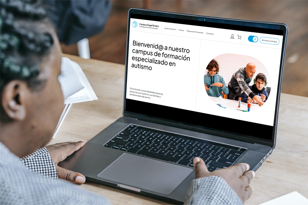 Una mujer con un ordenador accediendo a la página principal del campus de formación Ángel Rivière
