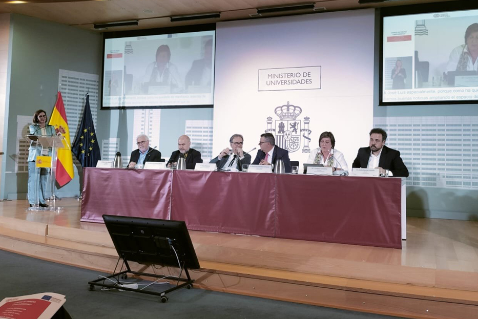 Mesa presidencial con los participantes de la presentación del programa UniDiversidad de Fundación ONCE