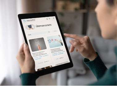 Una chica con una tablet en su mano navegando por la web del Campus de Formación de Autismo España