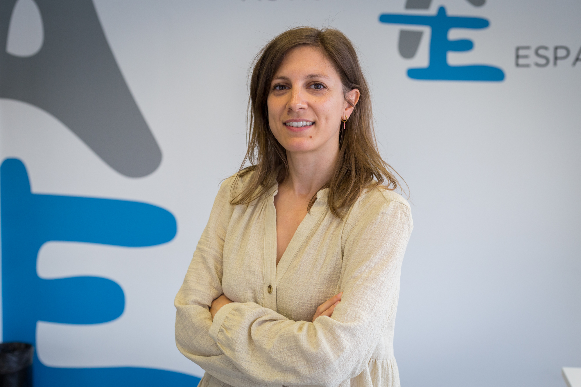 Plano medio de Arancha Arroyo en la sede de Autismo España