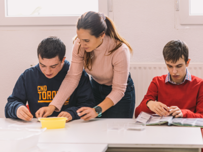 Profesora con dos alumnos autistas en clase
