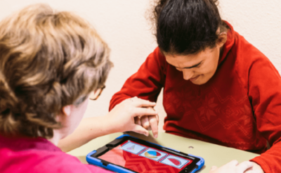 La importancia de apoyar a las personas cuidadoras de niños autistas