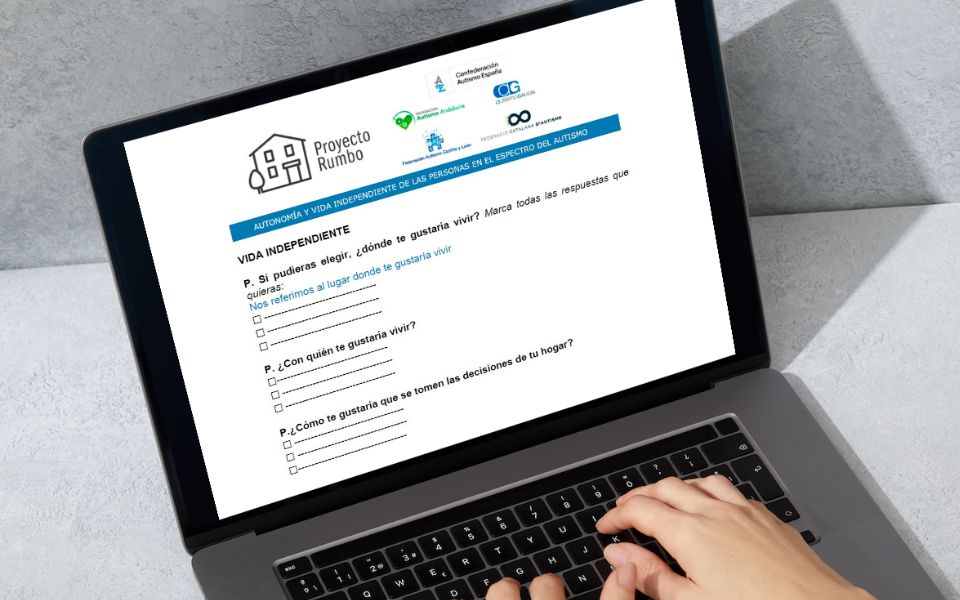 Pantalla de un ordenador donde se puede leer una de las encuestas para participar en el estudio sobre las necesidades de las personas autistas para lograr una mayor autonomía y vida independiente
