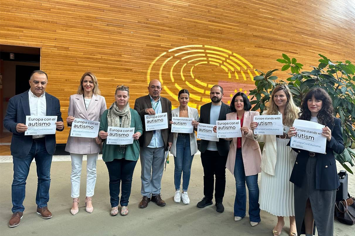 Fotografía de europarlamentarios junto a nuestras dos delegadas de asuntos públicos sujetando el cartel de Europa Con El Autismo
