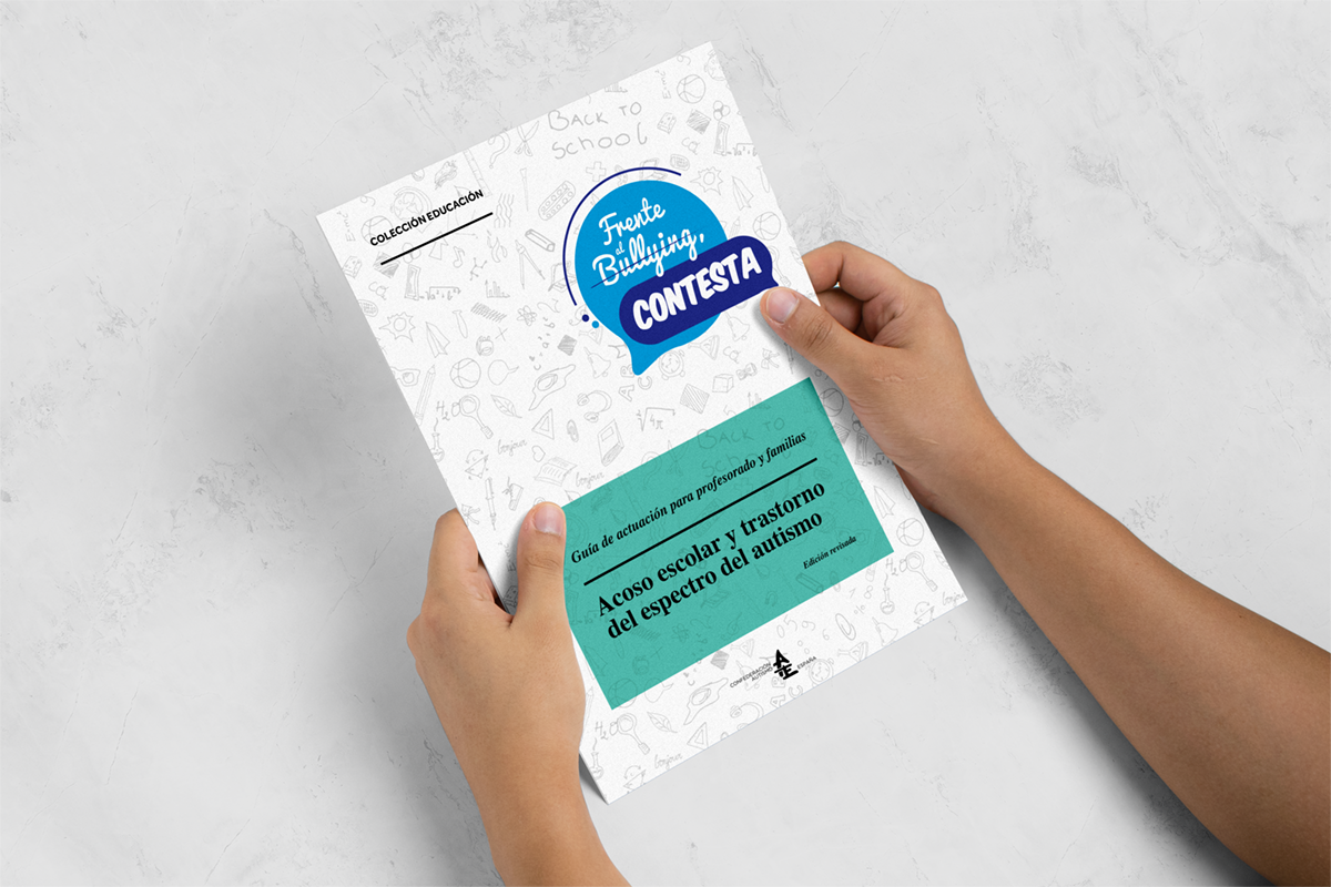 Manos de una persona sujetando la guía de actuación para profesorado y familias sobre Acoso escolar y trastorno del espectro del autismo