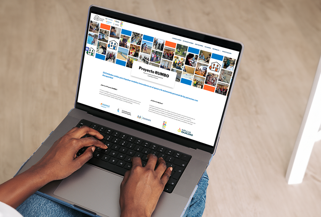 Unas manos sobre un ordenador portátil en el que se ve la web del Proyecto Rumbo