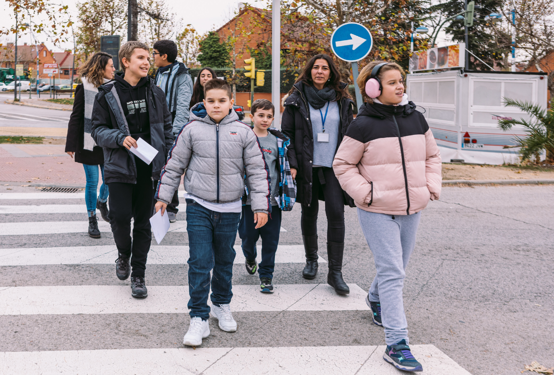 Un grupo de estudiantes con autismo saliendo del colegio junto a sus dos profesoras
