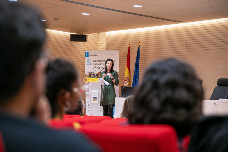 Ana Laborda dando una ponencia en la V Conferencia Estatal sobre Educación y Autismo