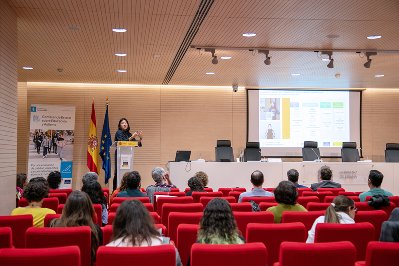 Jill Locke dando una ponencia en la V Conferencia Estatal sobre Educación y Autismo