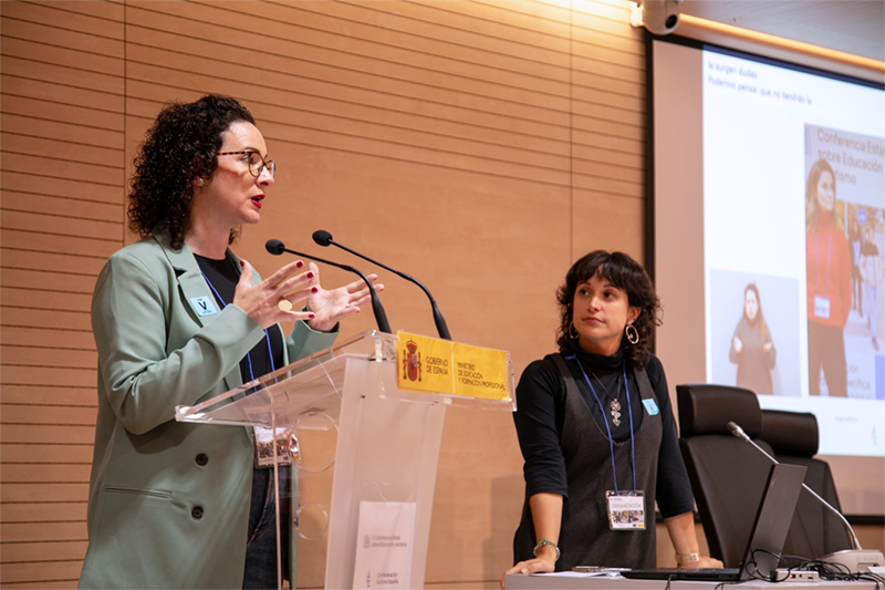 Mari Carmen Argente dando una ponencia en la V Conferencia Estatal sobre Educación y Autismo