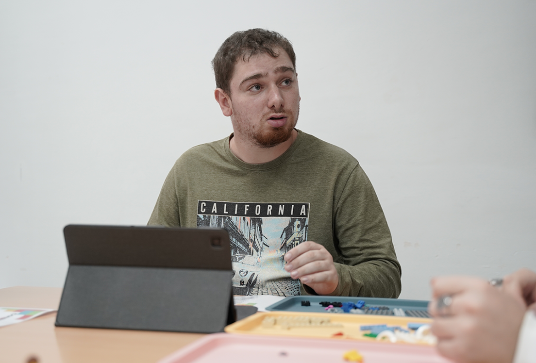 Un chico autista con una tablet