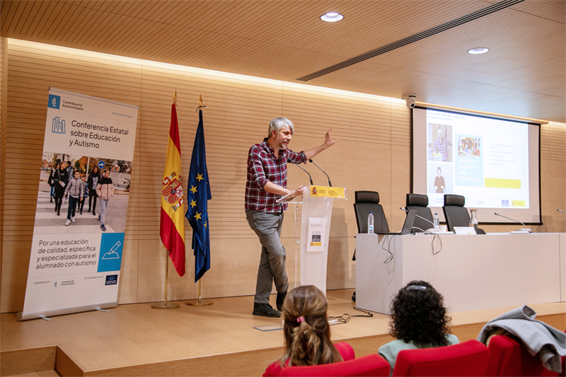 Pete Wharmby dando una ponencia en la V Conferencia Estatal sobre Educación y Autismo