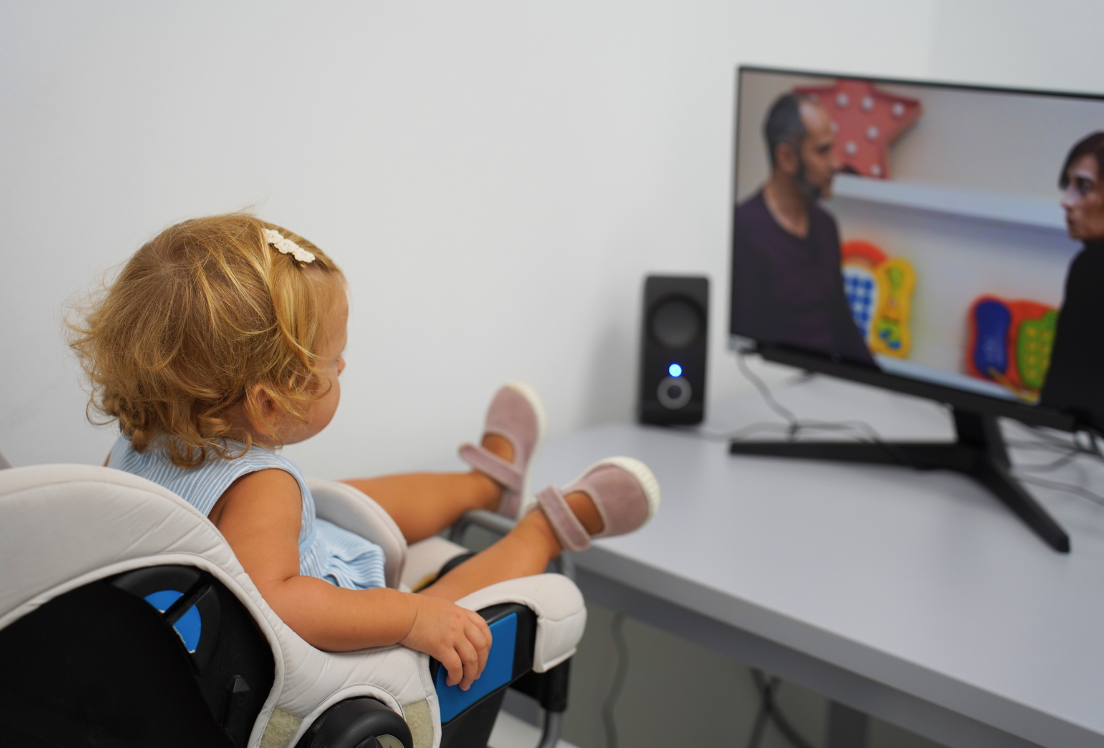 Una niña mirando a la pantalla del eye tracker