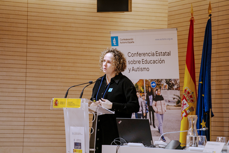 Ruth Vidriales dando una ponencia en la V Conferencia Estatal sobre Educación y Autismo