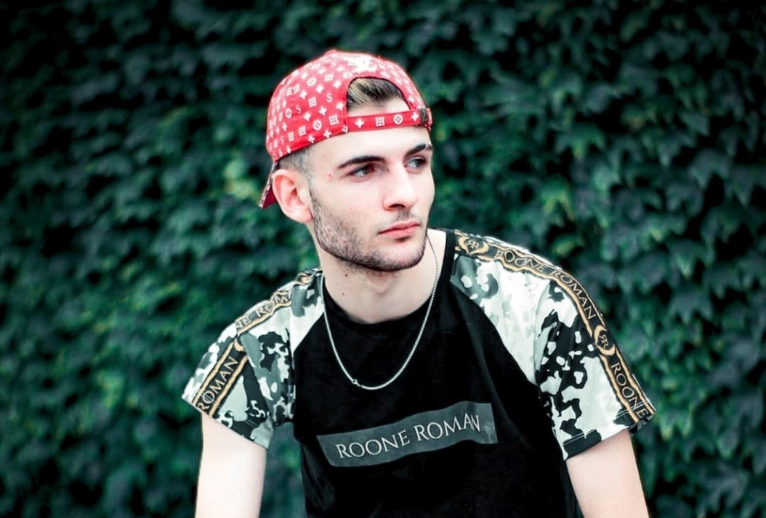 Isaac López mirando hacia un lado