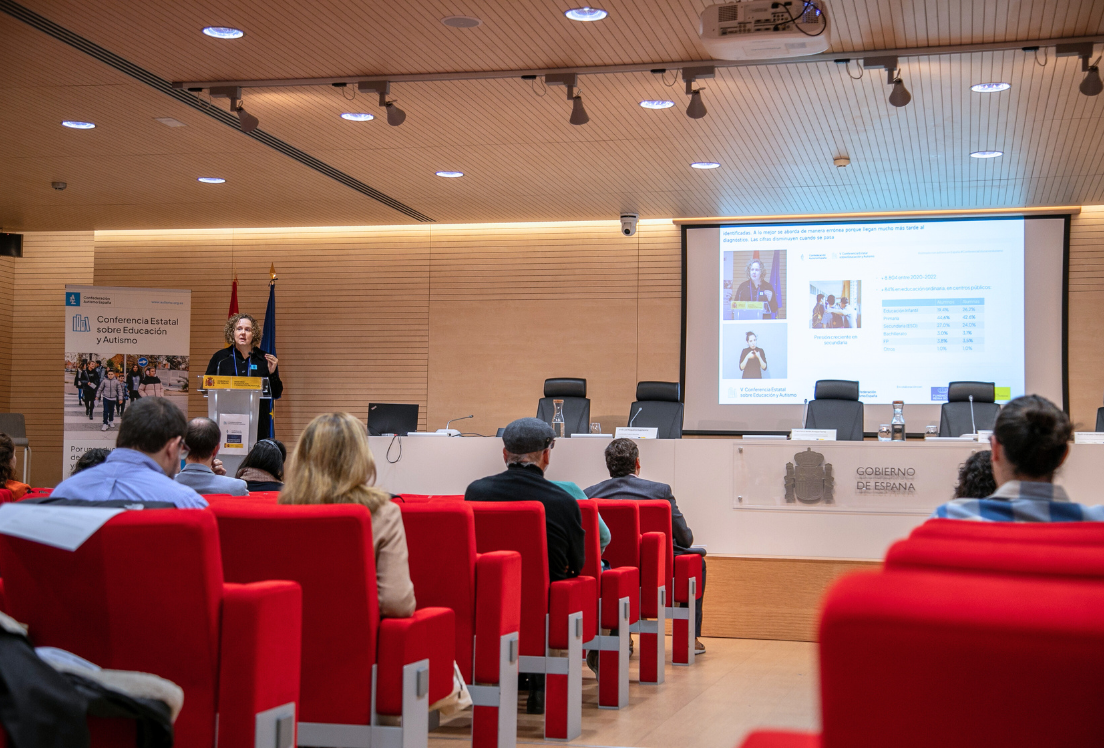 Fotografía de la ponencia de Ruth Vidriales en la Conferencia sobre Educación y Autismo