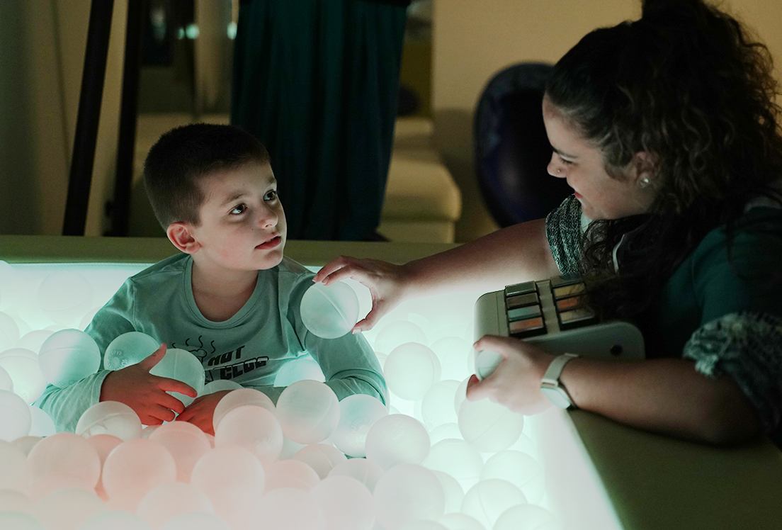 Un niño autista con su profesional de apoyo