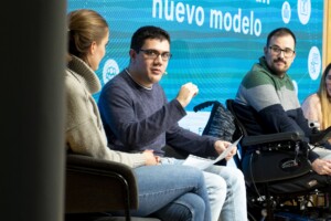 Fotografía de la intervención de Alex Gonzalez en la mesa sobre experiencias personales sobre Autonomía Personal