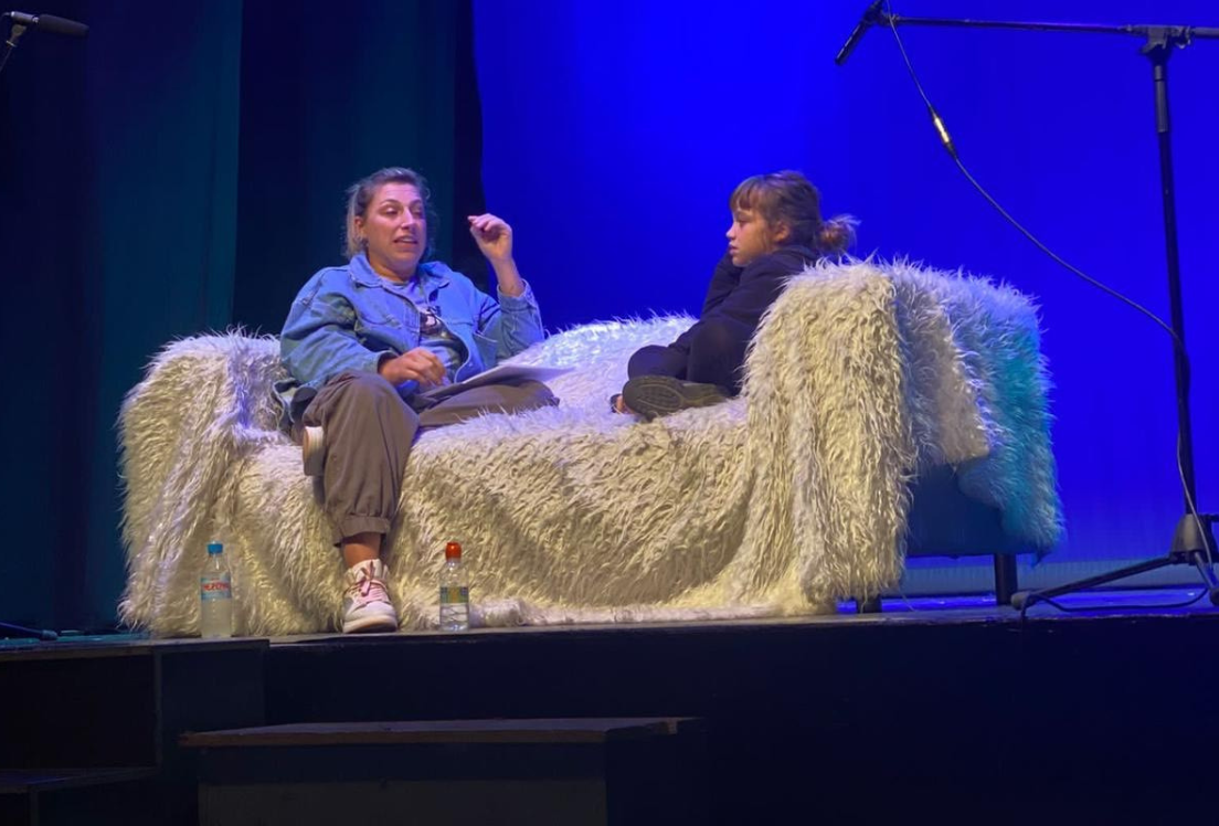 Eloi y madre, Lluisa, conversan sentados en un sofá