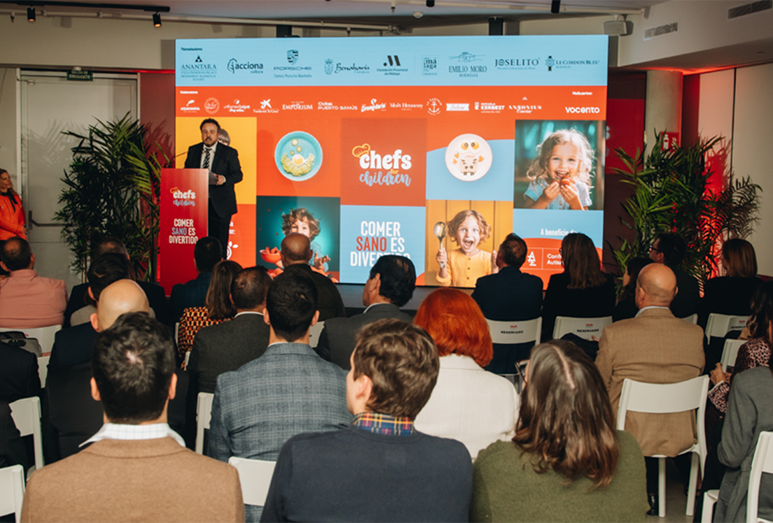 Jesús García Lorente, director general de Autismo España, hablando en un atril frente a los asistentes a la presentación de Chefs For Children