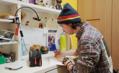 El personal de las tiendas Orange vestirá camisetas diseñadas por personas con autismo