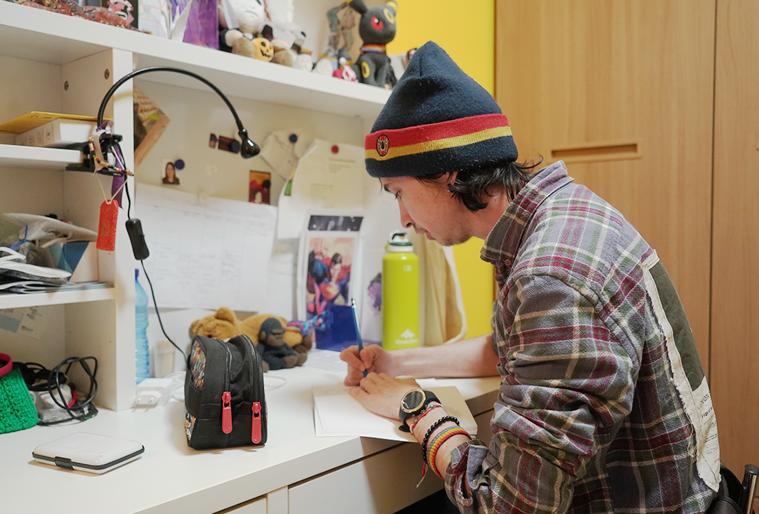 Un chico autista sentado dibujando